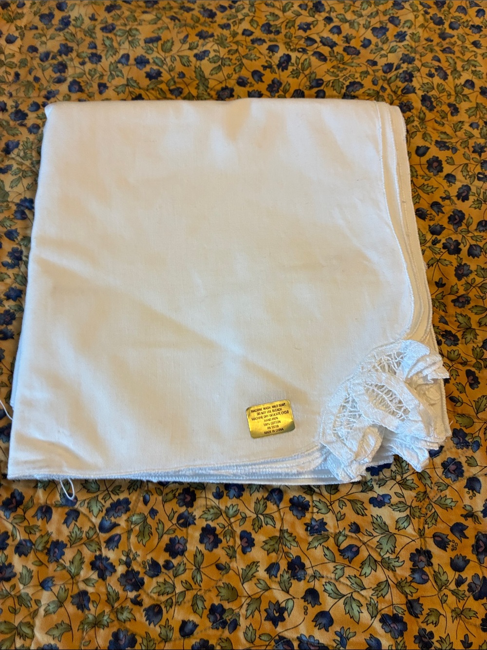 White Lace-accent set of 12 100% cotton napkins new with tags